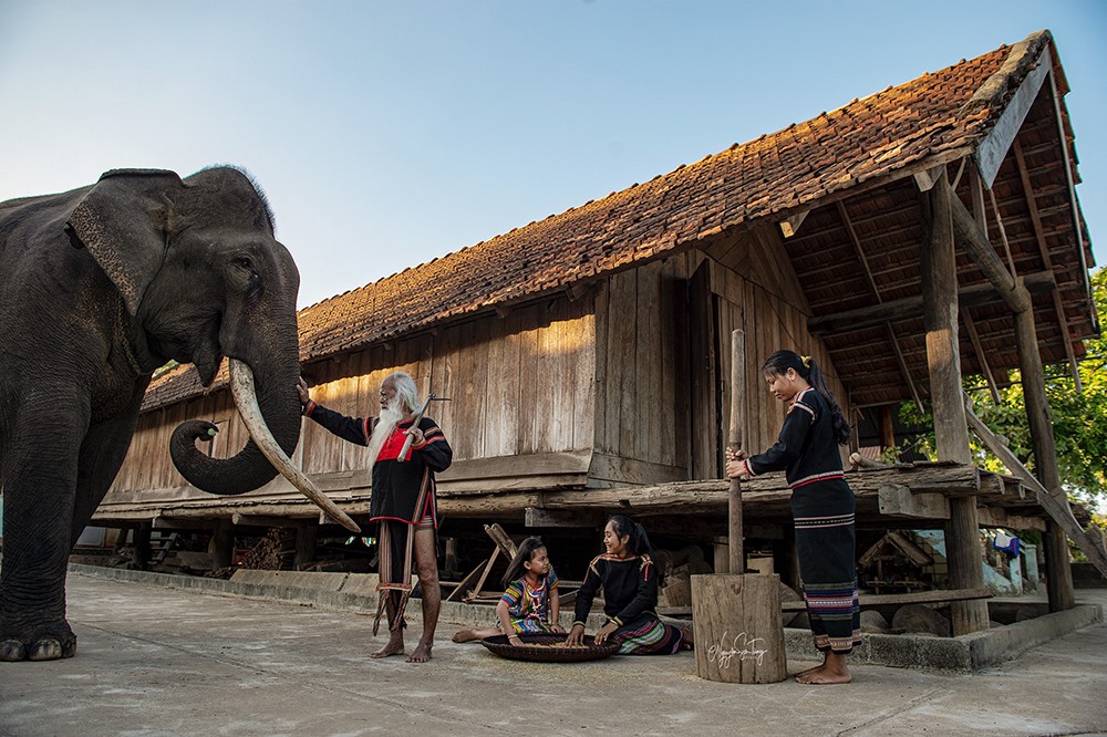 Khởi nguồn từ mạch nước ẩn sâu trong dãy núi cao Chư Chang Sin và nối liền với dòng sông Krông Ana, hồ Lắk có diện tích rộng lớn đến 500ha và tọa lạc ở độ cao hơn 500m so với mặt nước biển. Hồ Lắk là một thắng cảnh đẹp của vùng đất Tây Nguyên. Nơi đây được bao bọc bởi khu rừng nguyên sinh với những nét văn hóa độc đáo của người M’nông xưa. Có dịp đến với hồ Lắk mùa này, du khách có thể cảm nhận những cơn gió bất chợt thoảng qua; những con sóng nhỏ lăn tăn gợn nước trên mặt hồ. Và, không thể thiếu trong đời sống của người M’Nông chính là nghề thuần dưỡng voi rừng.
