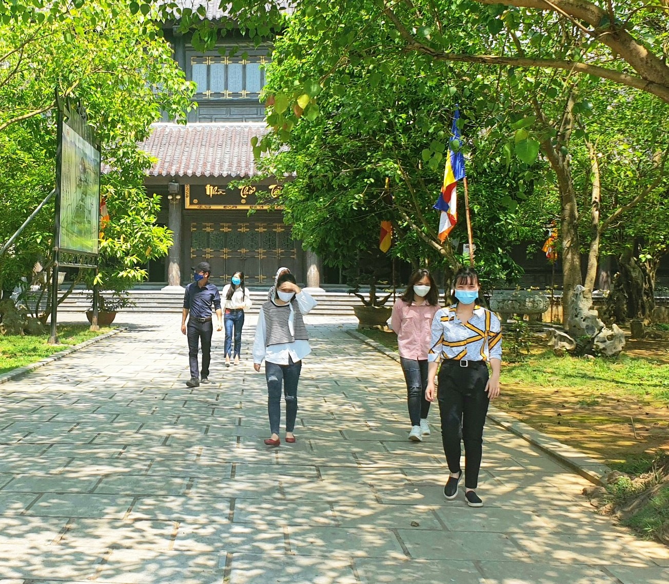Tại chùa Bái Đính trong ngày đầu mở cửa trở lại lượng khách tham quan chỉ lác đác. Ảnh: NT