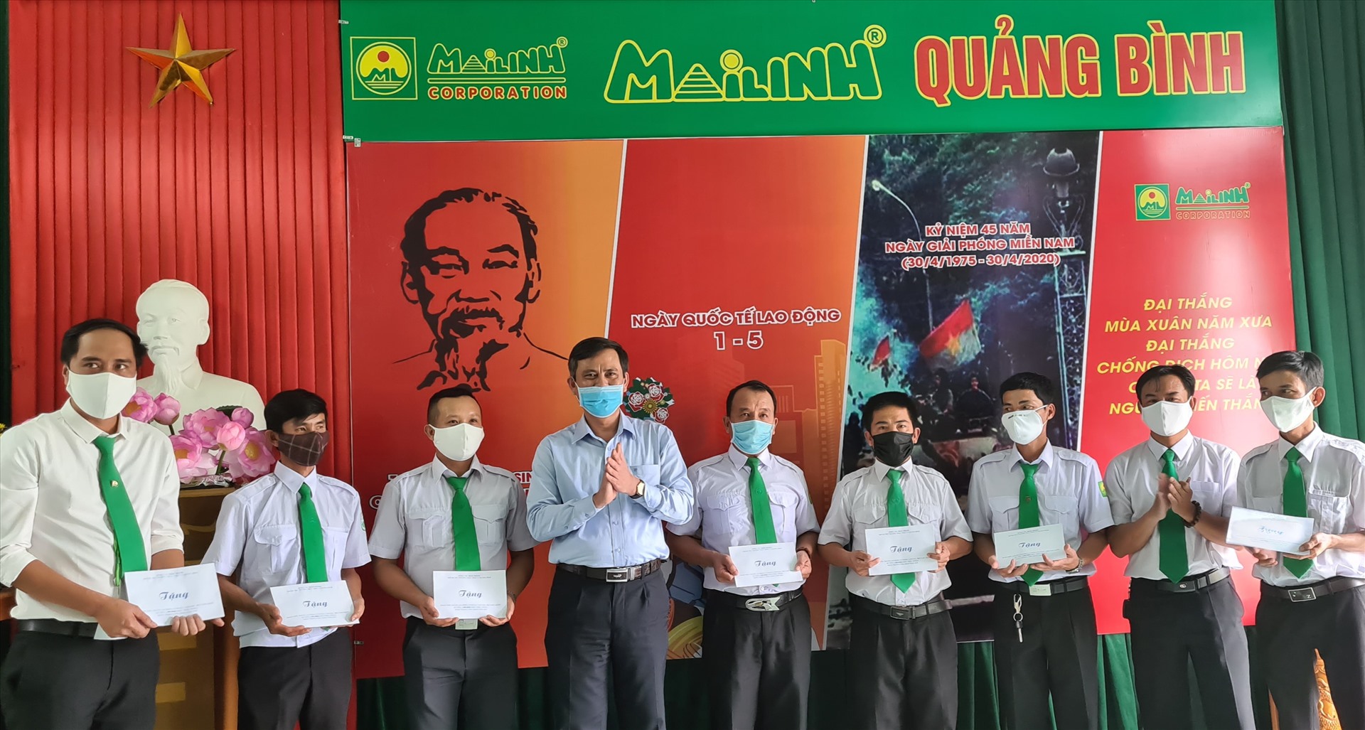 Phó Bí thư Thường trực Tỉnh ủy Quảng Bình trao quà cho NLĐ Cty CP Mai Linh Quảng Bình. Ảnh: Lê Phi Long