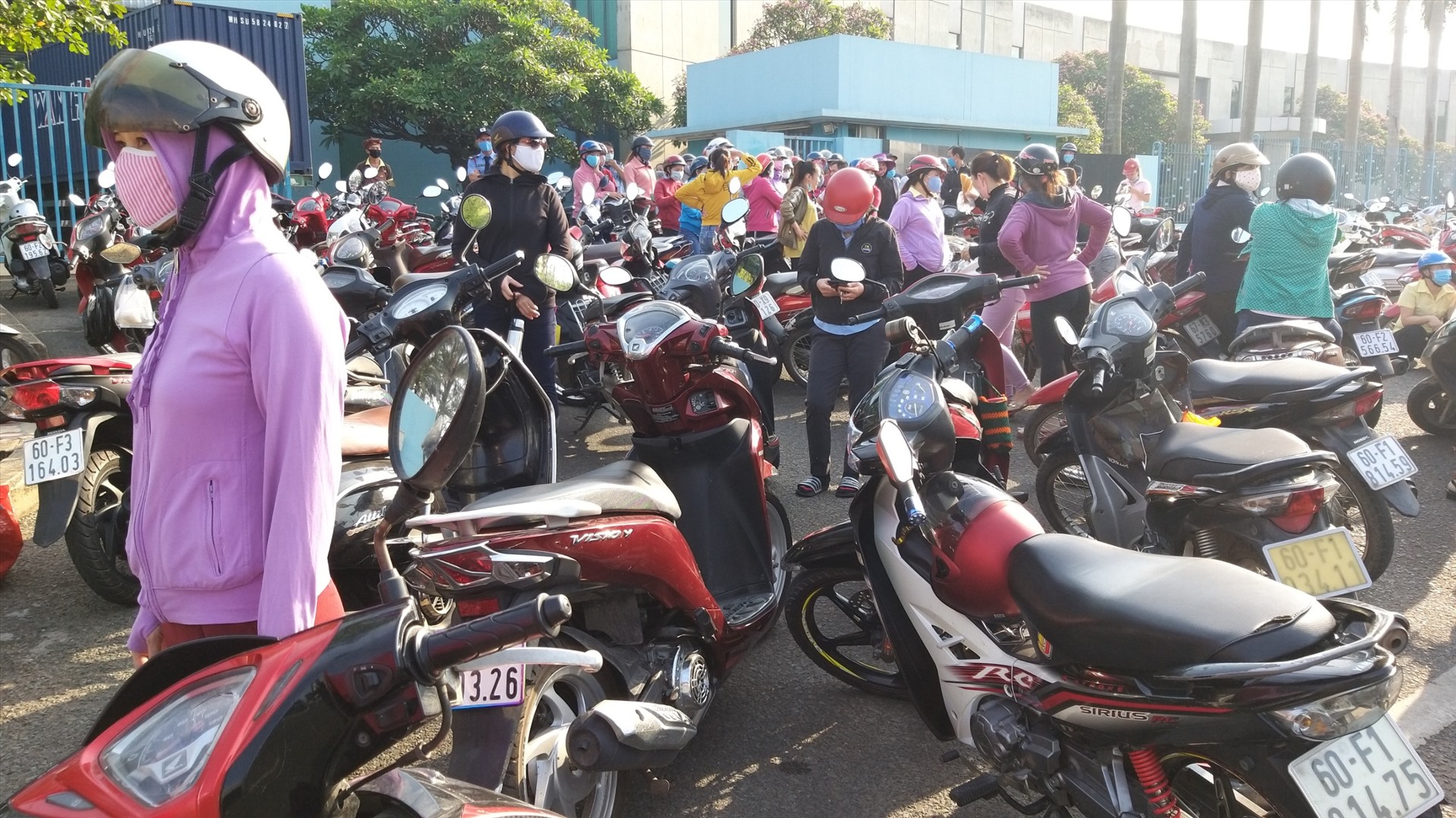 Công nhân ngừng việc trước cổng công ty_Ảnh: HÀ ANH CHIẾN