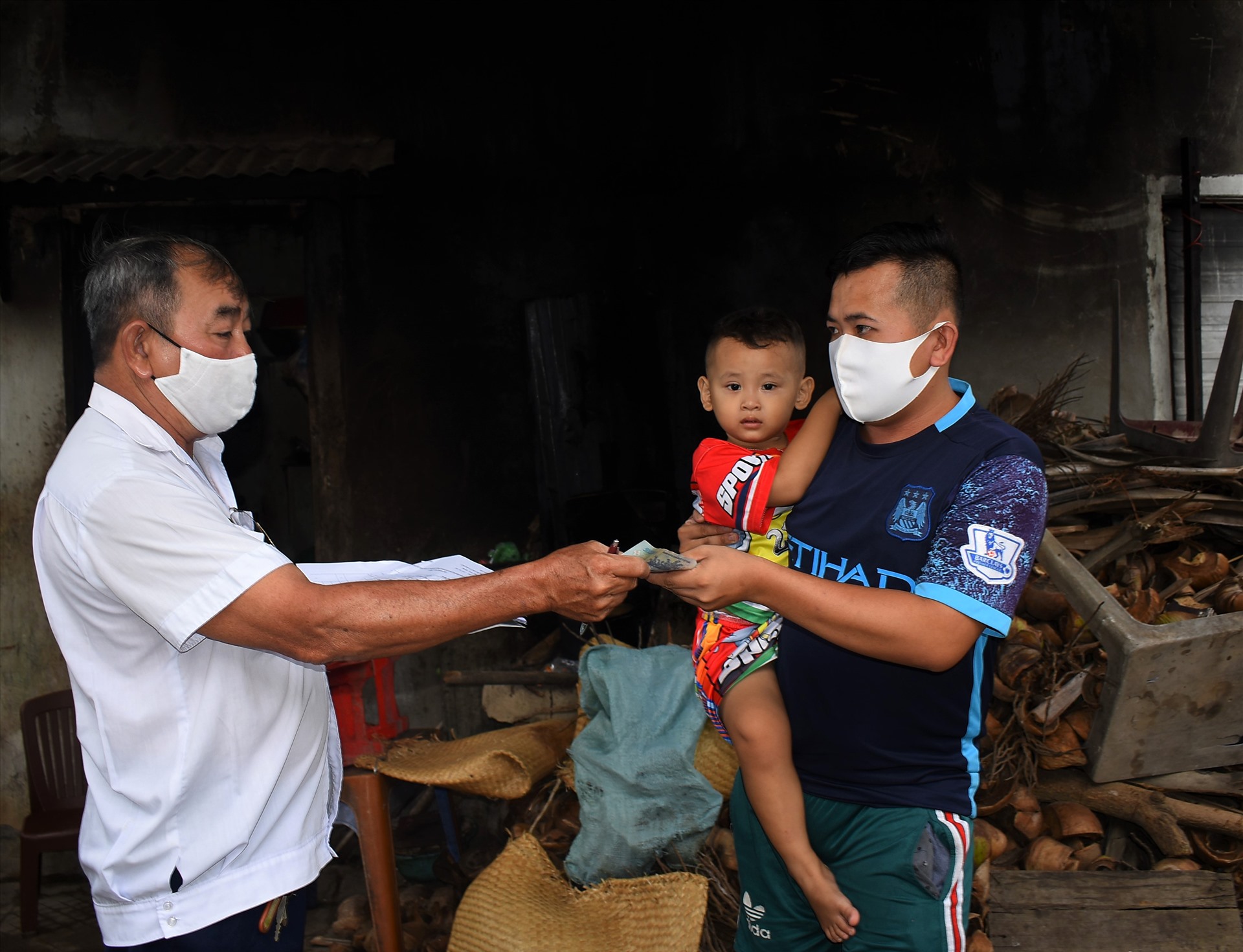 Chi hỗ trợ cho 3 nhóm đối tượng trên địa bàn phường Bình Thủy, quận Bình Thủy. Ảnh: Thành Nhân.