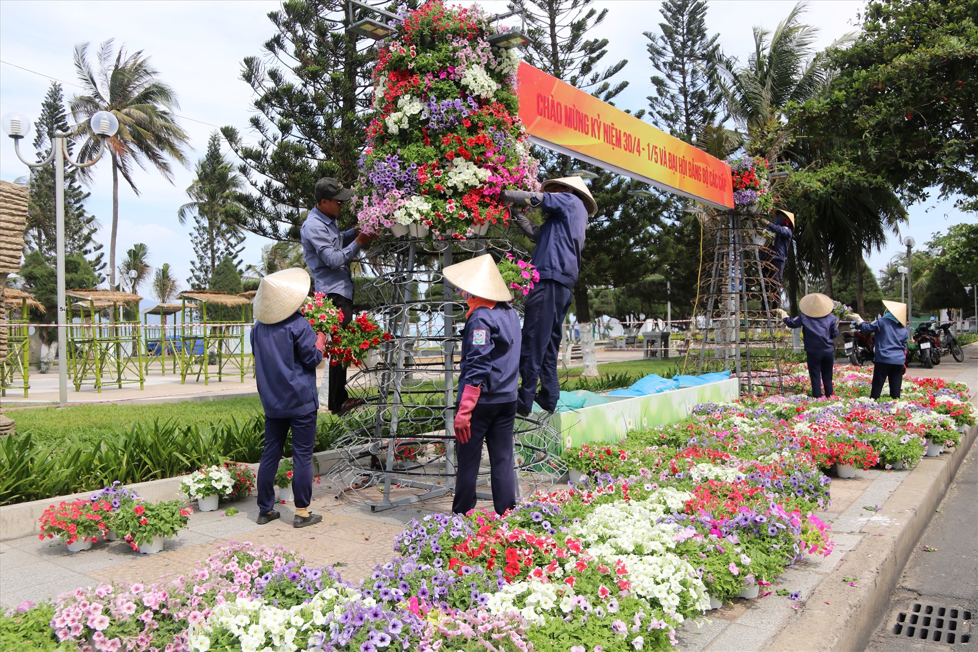 Đường phố Nha Trang được trang hoàng hi vọng sự trở lại của du khách trong thời gian tới. Ảnh: Phương Linh