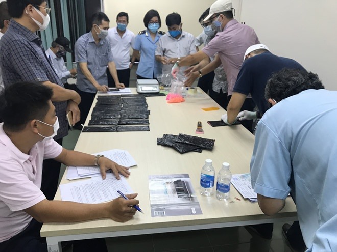 Lực lượng chức năng kiểm tra các kiện hàng. Ảnh: Hải quan cung cấp.