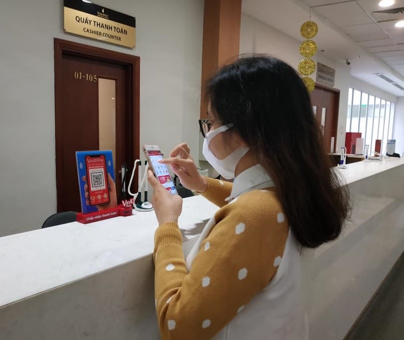 Khách hàng tại Vinmec có thể lựa chọn hình thức thanh toán qua ví điện tử để hạn chế các tiếp xúc trực tiếp có thể lây lan dịch bệnh