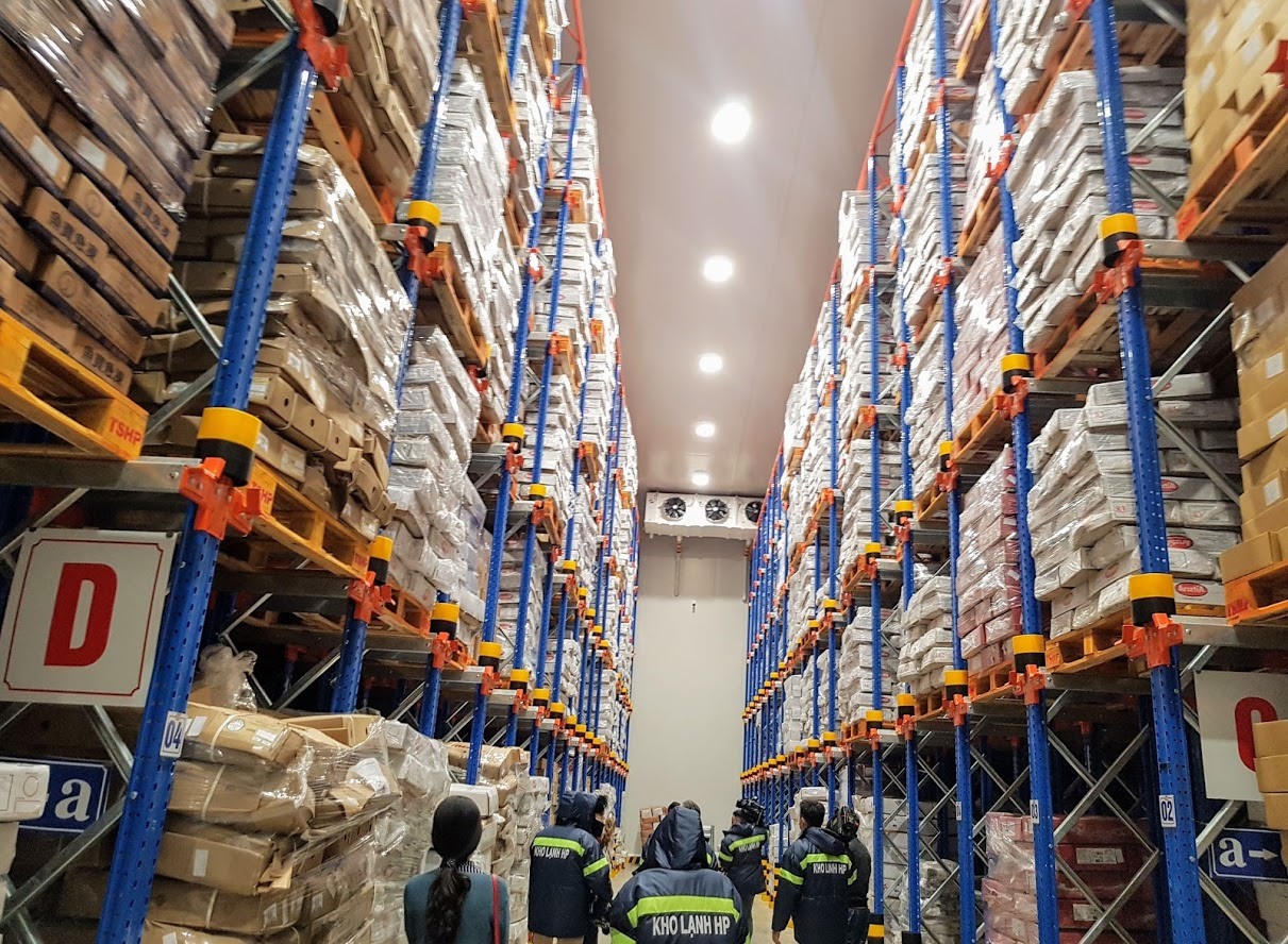 Kiểm tra thịt lợn nhập khẩu tại kho lạnh. Ảnh: Kh.V
