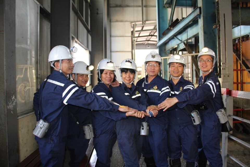 Nhà văn Lê Hoài Nam (thứ 3 từ phải sang) cùng các nhà văn khác đi thực tế sáng tác tại Quảng Ninh ngày cận Tết Canh Tý 2020. Ảnh: Nhân vật cung cấp