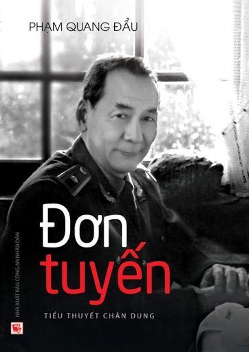 Nhà tình báo Nguyễn Đình Ngọc trên trang bìa cuốn tiểu thuyết chân dung “Đơn tuyến” của nhà báo - nhà văn Phạm Quang Đẩu. Ảnh: Lê Tiên Long