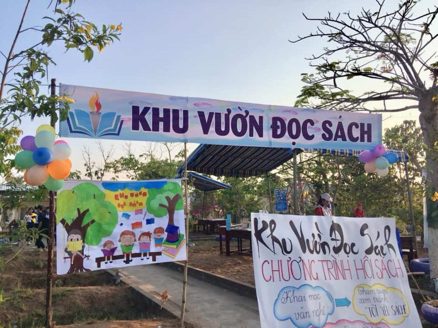 Lối vào khu vườn đọc sách. Ảnh: P.V.