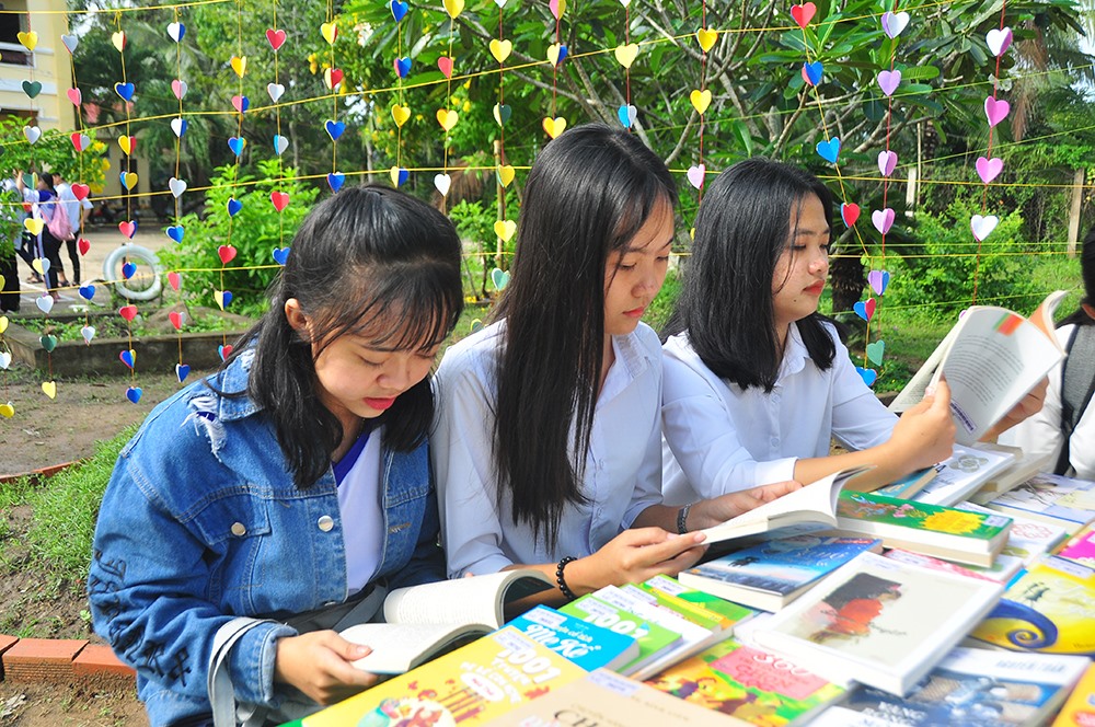 Các em học sinh say mê đọc sách bên không gian thoáng mát, được trang trí đẹp mắt. Ảnh: P.V.