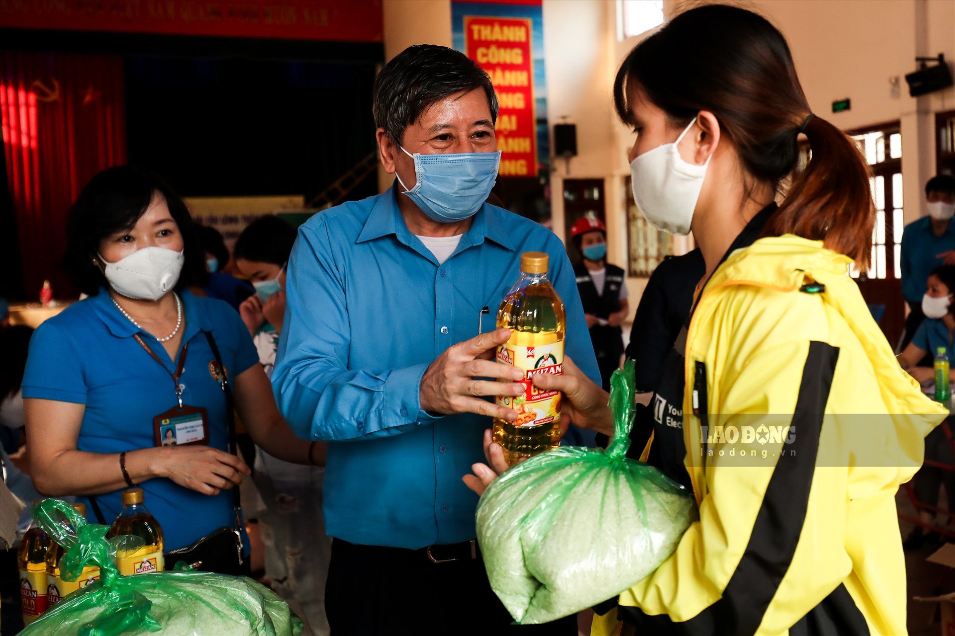 Phó Chủ tịch Thường trực Tổng Liên đoàn Lao động Việt Nam Trần Thanh Hải và Chủ tịch LĐLĐ tỉnh Bắc Ninh Nguyễn Thị Vân Hà thăm hỏi, trao quà cho người lao động khó khăn. Ảnh: Sơn Tùng.