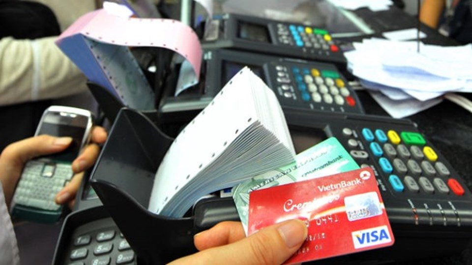 Các loại phí mà Visa, MasterCard áp dụng với ngân hàng Việt là lý do khiến người tiêu dùng tại thị trường Việt Nam gánh nặng phí cao. Ảnh: Lê Toàn Các loại phí mà Visa, MasterCard áp dụng với ngân hàng Việt là lý do khiến người tiêu dùng tại thị trường Việt Nam gánh nặng phí cao. Ảnh: Lê Toàn