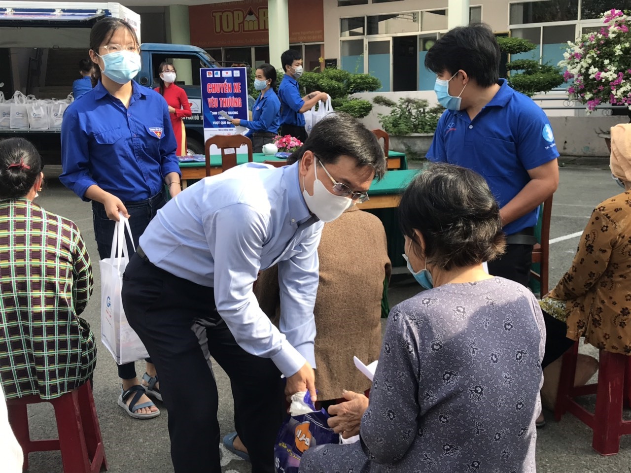 Chuyến xe yêu thương tặng nhu yếu phẩm cho người khó khăn Thủ Đức (TPHCM) tại buổi phát động chương trình. Ảnh Minh Khang