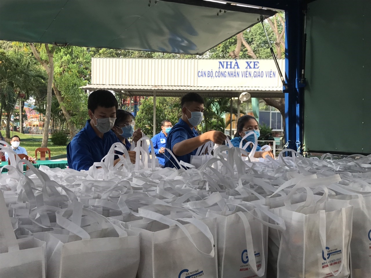 Những phần quà là đồ dùng sinh hoạt và nhu yếu phẩm được những 'chuyến xe yêu thương” đi khắp các tỉnh thành trên cả nước. Ảnh: Minh Khang