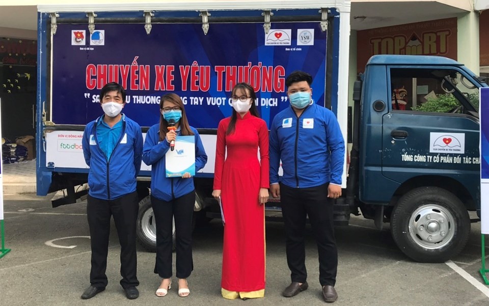 “Chuyến xe yêu thương” đầu tiên sẽ khởi hành qua 7 tỉnh để tặng quà, nhu yếu phẩm, đồ dùng sinh hoạt thiết yếu cho mọi đối tượng khó khăn. Ảnh Minh Khang “Chuyến xe yêu thương” đầu tiên sẽ khởi hành qua 7 tỉnh để tặng quà, nhu yếu phẩm, đồ dùng sinh hoạt thiết yếu cho mọi đối tượng khó khăn. Ảnh Minh Khang