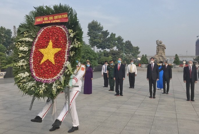 Đoàn lãnh đạo TP.Hồ Chí Minh dâng hoa tưởng niệm các anh hùng liệt sĩ tại Nghĩa trang Liệt sĩ Thành phố. Ảnh: Trường Hoàng