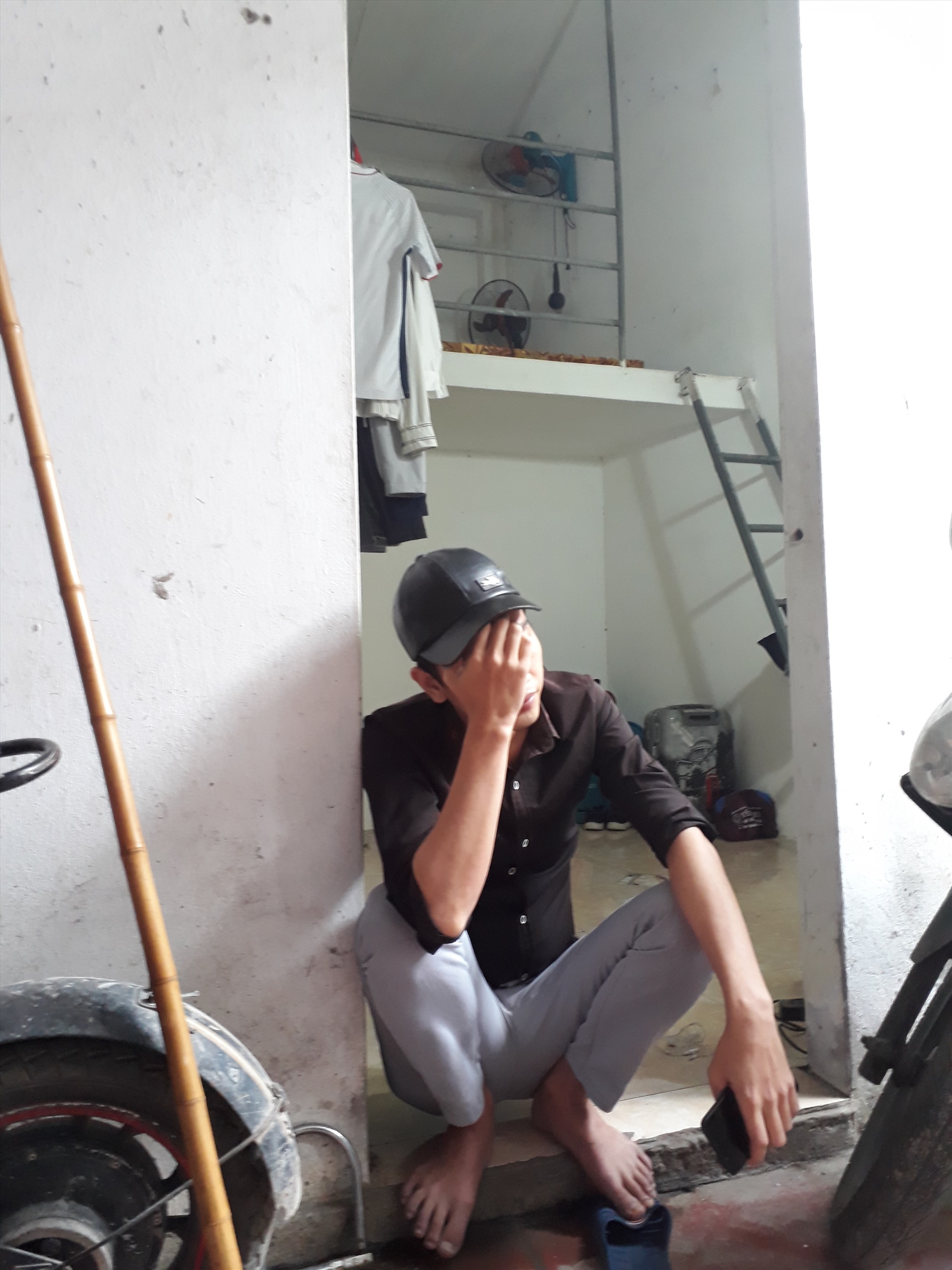 Anh Nguyễn Hùng D. trước căn phòng trọ tạm bợ mà anh đang thuê. Ảnh: Bảo Hân