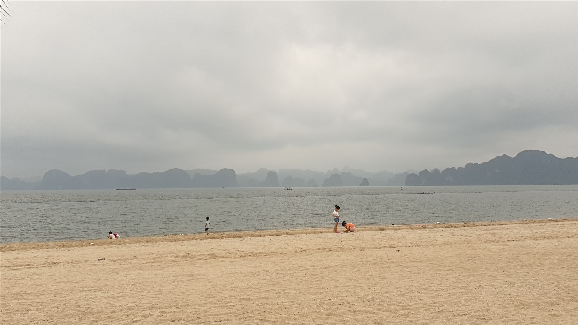 Các bãi tắm cũng được hoạt động trở lại từ 4.5 nhưng vẫn phải duy trì mật độ giãn cách. Trong ảnh là bãi tắm Bãi Cháy. Ảnh: Nguyễn Hùng