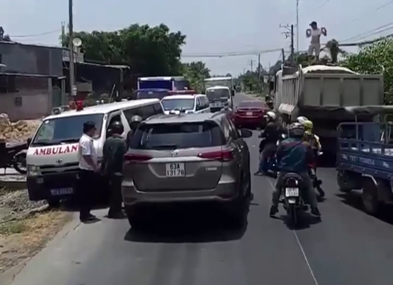 Cảnh chiếc ô tô 7 chỗ lấn đường, khiến các phương tiện ùn tắc. Ảnh cắt ra từ clip chia sẻ trên mạng xã hội.