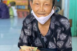 Nhiều mạnh thường quân giúp đỡ "nóng" cho người bán vé số thất nghiệp