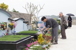 Lễ Thanh minh mùa COVID-19: Không nhất thiết phải tụ tập, cỗ bàn
