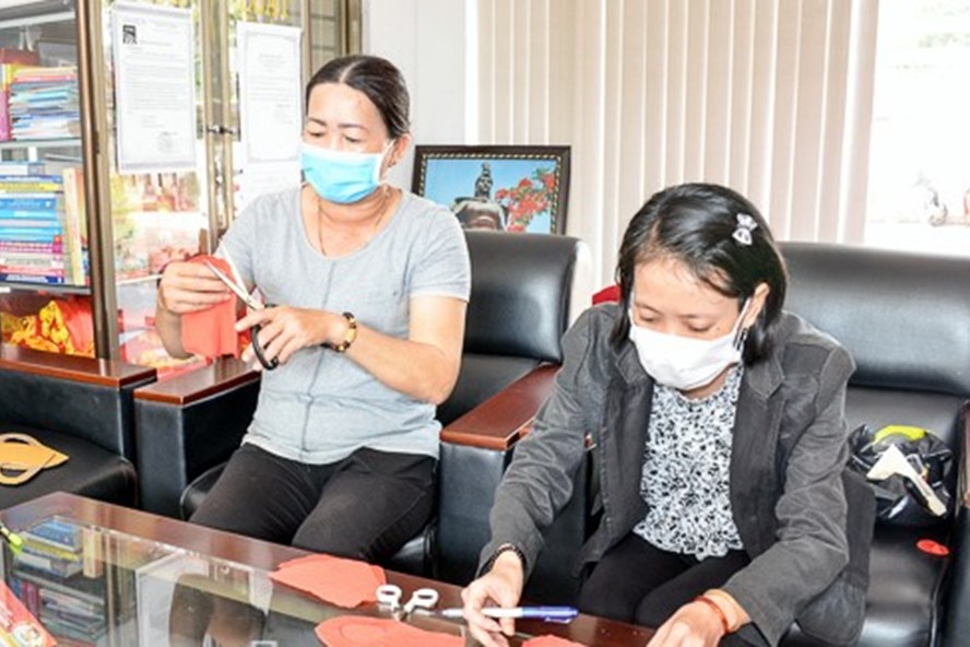Công đoàn may khẩu trang tặng công nhân. Ảnh H.Lan.