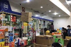 Chợ thuốc Hapulico đông đúc giữa dịch COVID-19