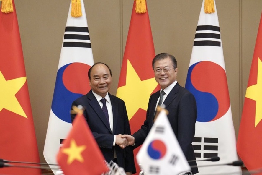 Thủ tướng Nguyễn Xuân Phúc và Tổng thống Moon Jae-in. Ảnh: Yonhap.
