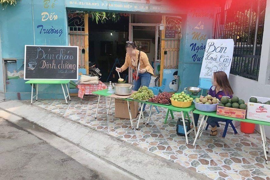 Giáo viên má»t trưá»ng mầm non ngoà i công láºp nghá» viá»c không lương phải bán cháo dinh dưỡng, hoa quả Äá» trang trải cuá»c sá»ng trong thá»i gian há»c sinh nghá» há»c phòng dá»ch. Ảnh: Nguyá»
n Phương