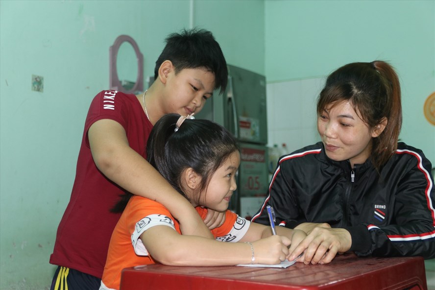 Thá»i gian nghá» viá»c, chá» Nguyá»
n Thá» Mỹ Hạnh tranh thá»§ dạy cho con há»c chá» qua thá»i gian khó khÄn. Ảnh: P.Linh