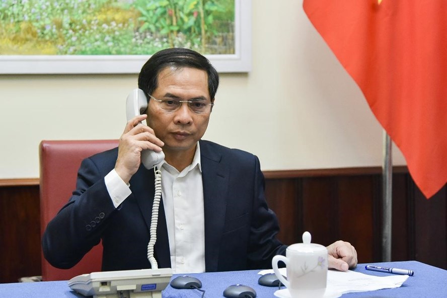 Thứ trưởng Ngoại giao Bùi Thanh Sơn điện đàm với lãnh đạo Bộ Ngoại giao các nước. Ảnh: BNG