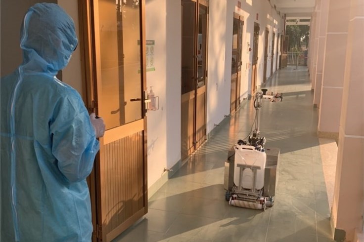 Robot khử khuẩn phòng cách ly thay thế nhân viên y tế Robot khử khuẩn phòng cách ly thay thế nhân viên y tế
