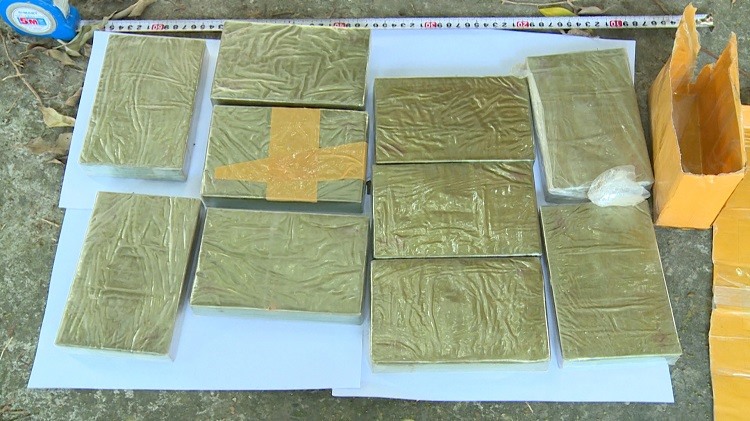 Công an thu giữ 10 bánh heroin. Ảnh CACC