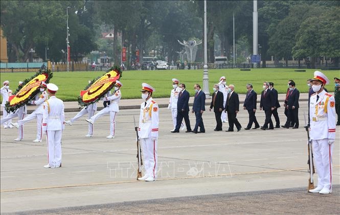Đoàn đại biểu Lãnh đạo Đảng, Nhà nước đặt vòng hoa và vào Lăng viếng Chủ tịch Hồ Chí Minh. Ảnh: Dương Giang/TTXVN