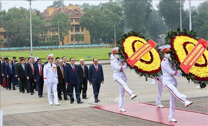 Đoàn đại biểu Lãnh đạo Đảng, Nhà nước đặt vòng hoa và vào Lăng viếng Chủ tịch Hồ Chí Minh. Ảnh: Dương Giang/TTXVN