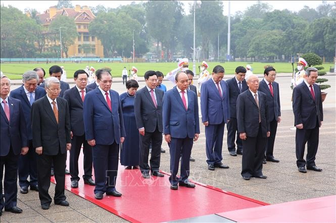 Đoàn đại biểu Lãnh đạo Đảng, Nhà nước đặt vòng hoa và vào Lăng viếng Chủ tịch Hồ Chí Minh. Ảnh: Dương Giang/TTXVN