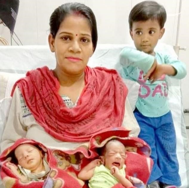 Sản phụ Preeti Verma đã sinh đôi một trai một gái hôm 27.3 và đặt tên là Corona và Covid trong bối cảnh Ấn Độ phong tỏa 21 ngày vì đại dịch COVID-19. Trong ảnh là sản phụ cùng cặp song sinh và cô con gái 2 tuổi. Ảnh: NDTV.
