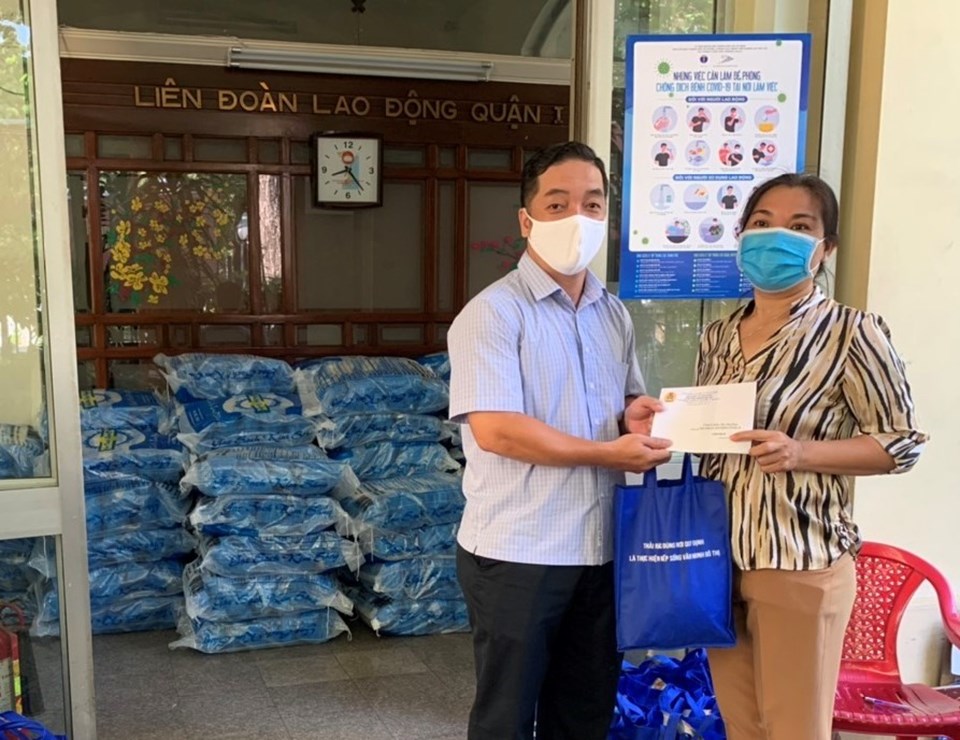 Ông Huỳnh Vĩnh Lâm, Phó Chủ tịch LĐLĐ Quận 1, TP HCM (bên trái) trao quà cho người lao động. Ảnh Đức Long Ông Huỳnh Vĩnh Lâm, Phó Chủ tịch LĐLĐ Quận 1, TP HCM (bên trái) trao quà cho người lao động. Ảnh Đức Long
