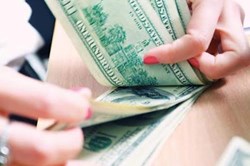 Tỷ giá ngoại tệ 10.4: USD quay đầu sụt giảm trước đà tăng mạnh của giá vàng