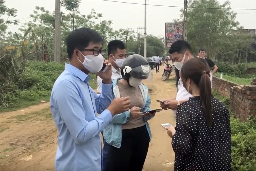 Các nhà đầu tư đeo khẩu trang và giao dịch đất giữa mùa dịch. Ảnh: LDO