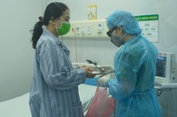 Bệnh nhân mắc COVID-19 hồi phục có phải tiếp tục cách ly?