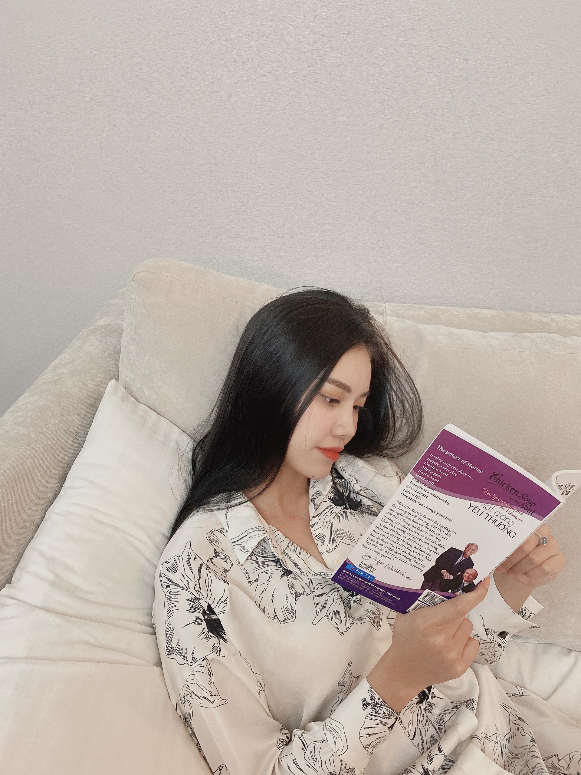 Người đẹp tranh thủ đọc sách, bổ sung kiến thức trong những ngày rảnh rỗi.