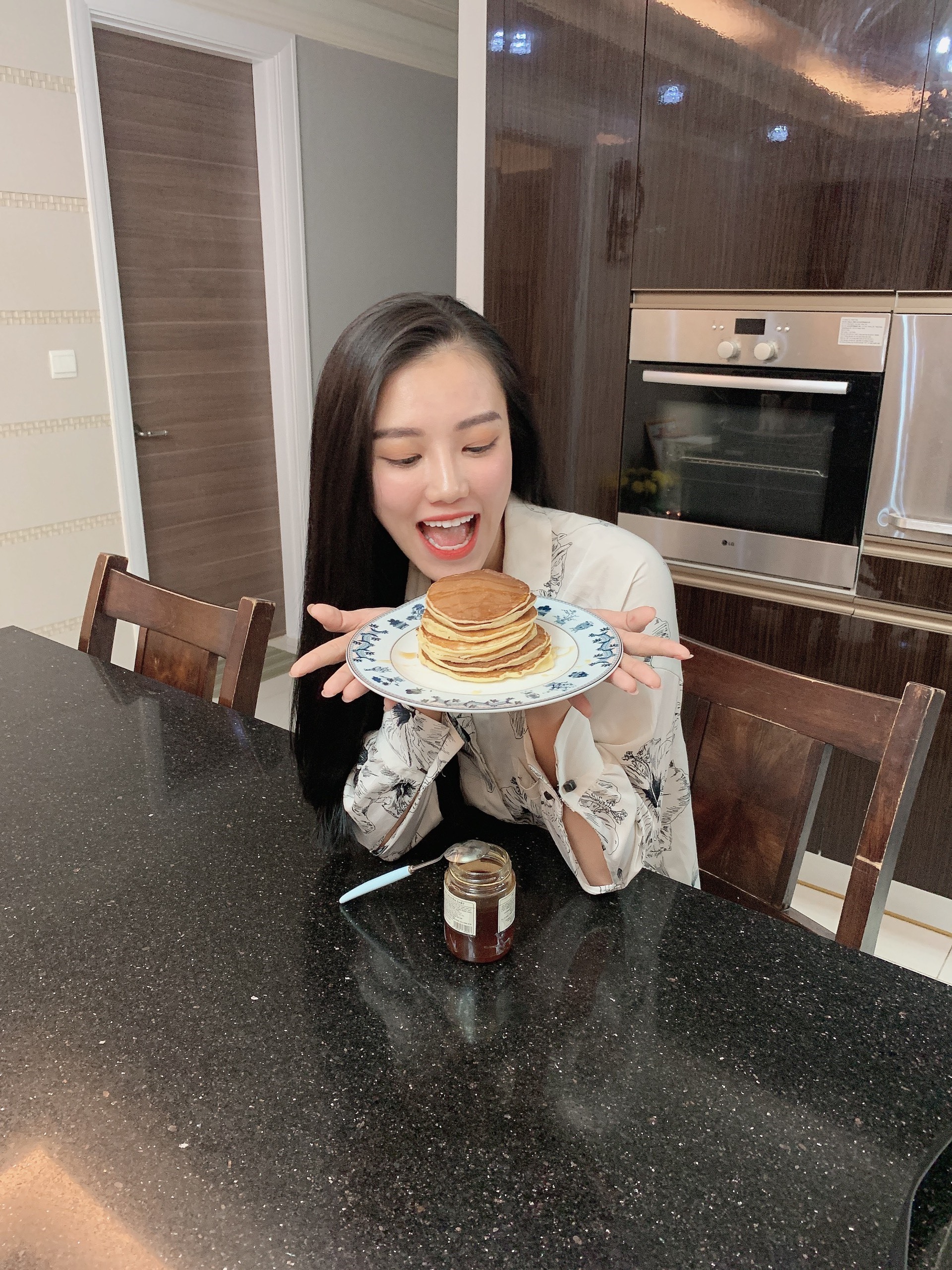 Với người đẹp, việc ở nhà chống dịch không quá khó nếu biết cách sắp xếp công việc, tự tạo niềm vui mỗi ngày.