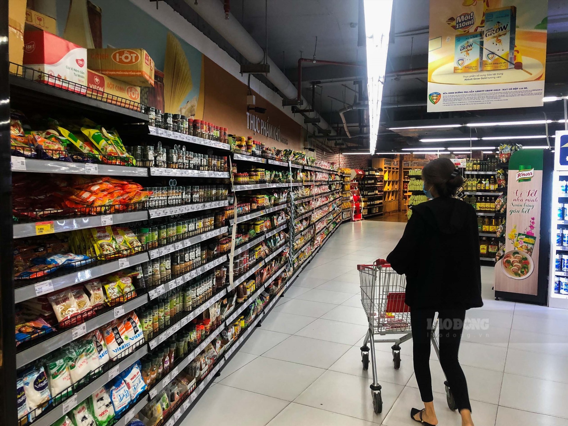 Kinh tế 24h: Khẩu trang ngập tràn siêu thị; Lý do giá thịt lợn tăng cao