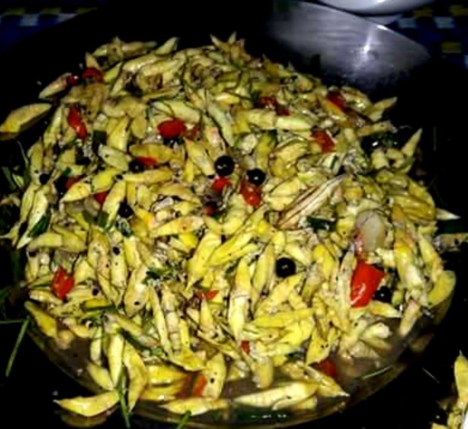 Với món nhộng muồng sống, nhộng đem bắt về được ăn với mắm ớt hoặc muối tiêu, uống kèm với chén rượu cần được ví như “đặc sản” không gì sánh được. Nhộng có vị béo, ngọt nước, tan chảy trong miệng. Tuy nhiên, với những thực khách lần đầu thưởng thức chắc chắn không tránh khỏi cảm giác sợ hãi, rùng mình. Nếu không đủ can đảm, bạn có thể nếm thử các món nhộng muồng chế biến chín như: chiên, xào, luộc…