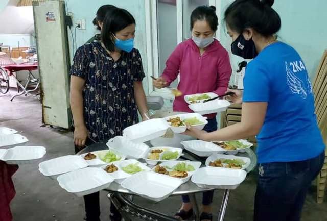 Công đoàn cơ sở ở Lộc Hà nấu ăn phục vụ khu cách ly