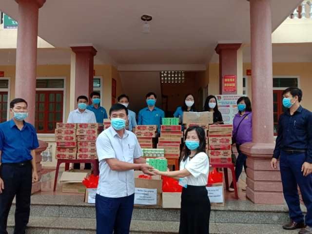LĐLĐ Nghi Xuân phối hợp cùng Công đoàn Trường THCS Đan Trường Hội tặng mỳ tôm, nước sát khuẩn...