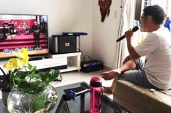 Làm việc ở nhà: Ức chế vì bị… karaoke tra tấn
