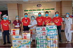 Hàng nghìn thùng nước khoáng Vital, nước trái cây Leo gửi tặng bệnh viện