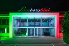 Nhà máy siêu xe Lamborghini "đổi nghề" sản xuất khẩu trang, tấm chắn bảo hộ