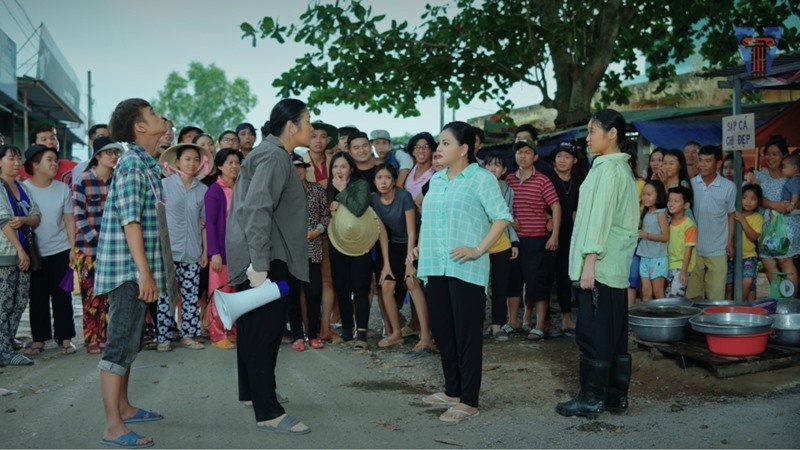 Hình ảnh một xóm gà bình dị và thân quen với mỗi chúng ta.